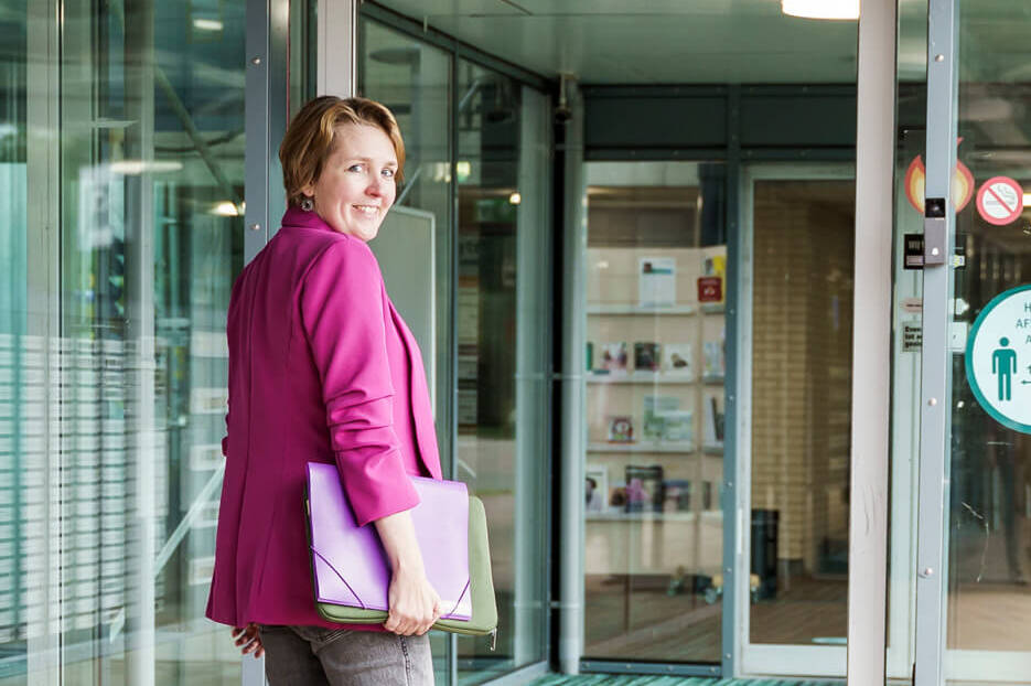 Lily Leeman bij de praktijklocatie van Ergotherapie West Friesland