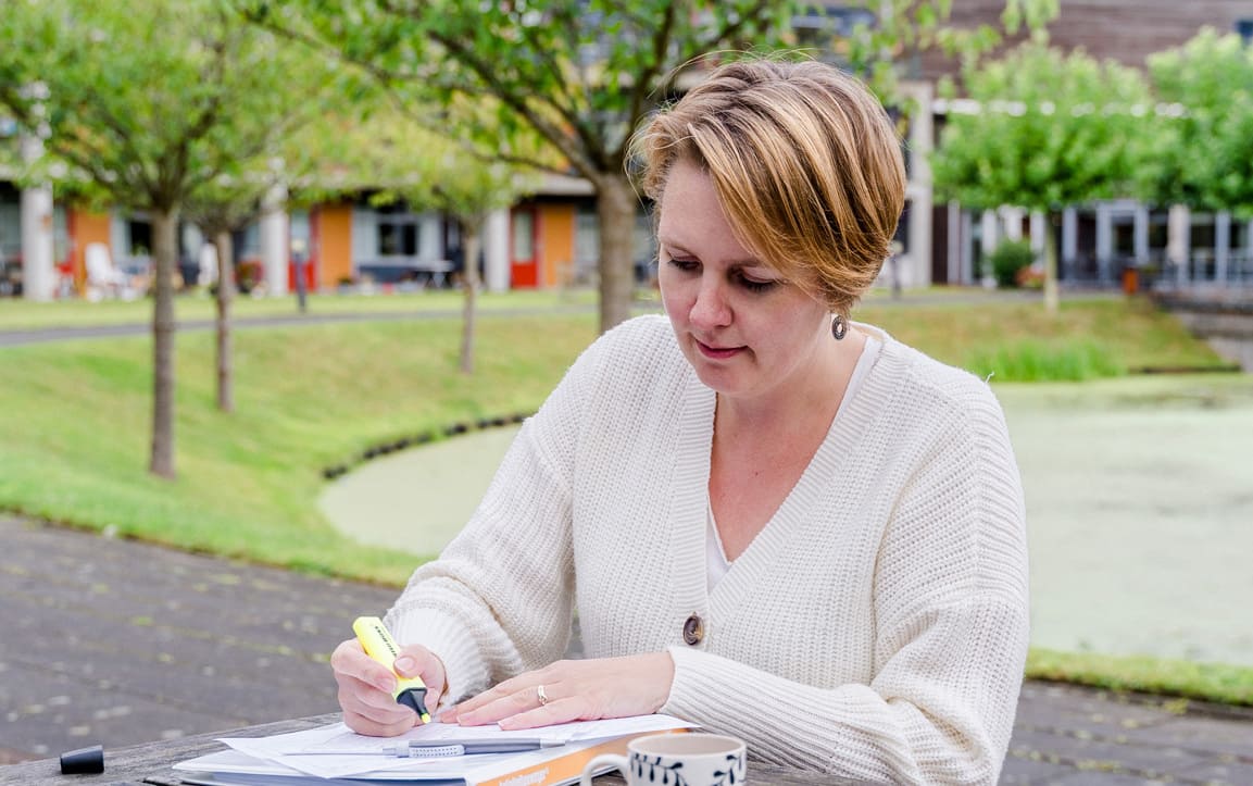 Ergotherapeut aan het werk tijdens verslaglegging en begeleiding